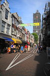 903399 Gezicht in de Zadelstraat te Utrecht, met op de voorgrond op het wegdek de contouren van de Domtoren in het ...